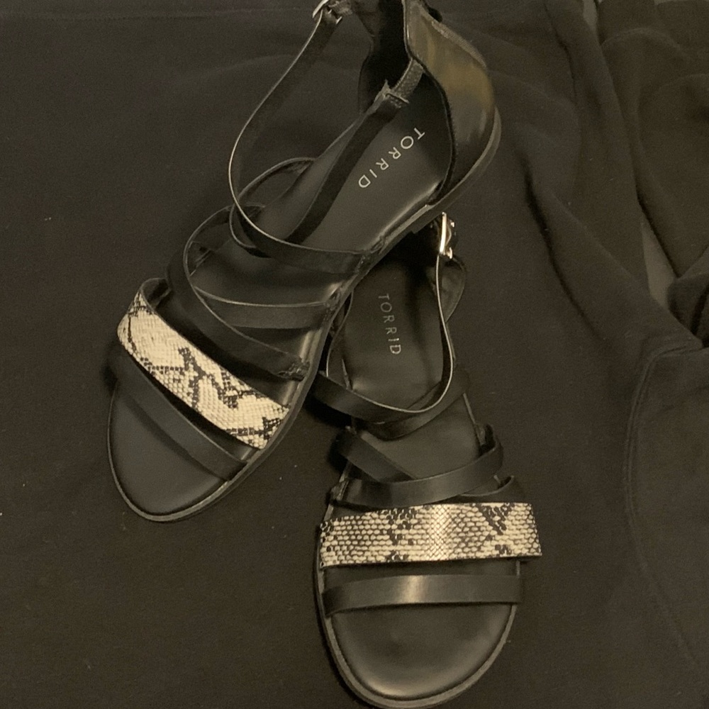 TORRID SnakePrint cross cross Sandals 10W